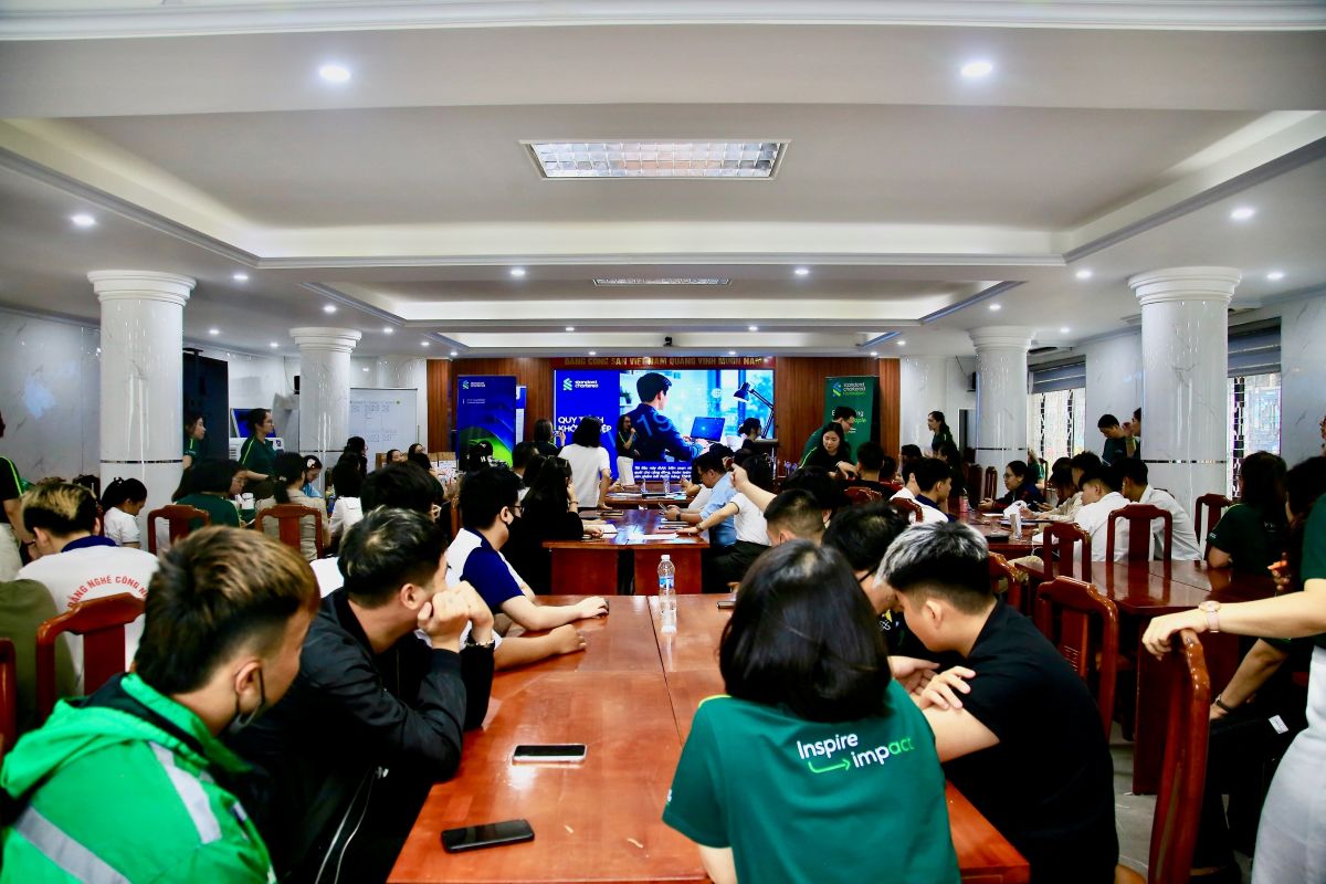 Standard Chartered Việt Nam thúc đẩy giáo dục tài chính toàn diện cho giới trẻ 1 Phu nu hien dai standard chartered 02