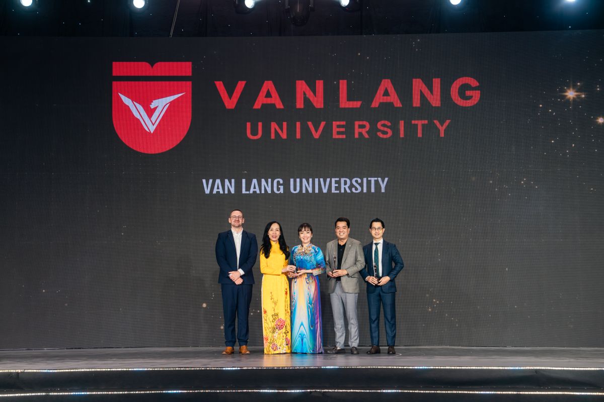 Trường Đại học Văn Lang năm thứ hai liên tiếp nhận giải "Nơi làm việc tốt nhất châu Á" 1 Phu nu hien dai van lang HR Asian 01