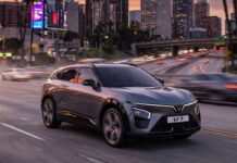 Tăng tốc 0–100 km/h trong 5,8 giây, VinFast VF 7 khiến khách trẻ “lái thử là mê”
