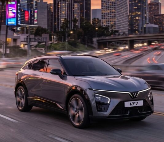 Tăng tốc 0–100 km/h trong 5,8 giây, VinFast VF 7 khiến khách trẻ “lái thử là mê”