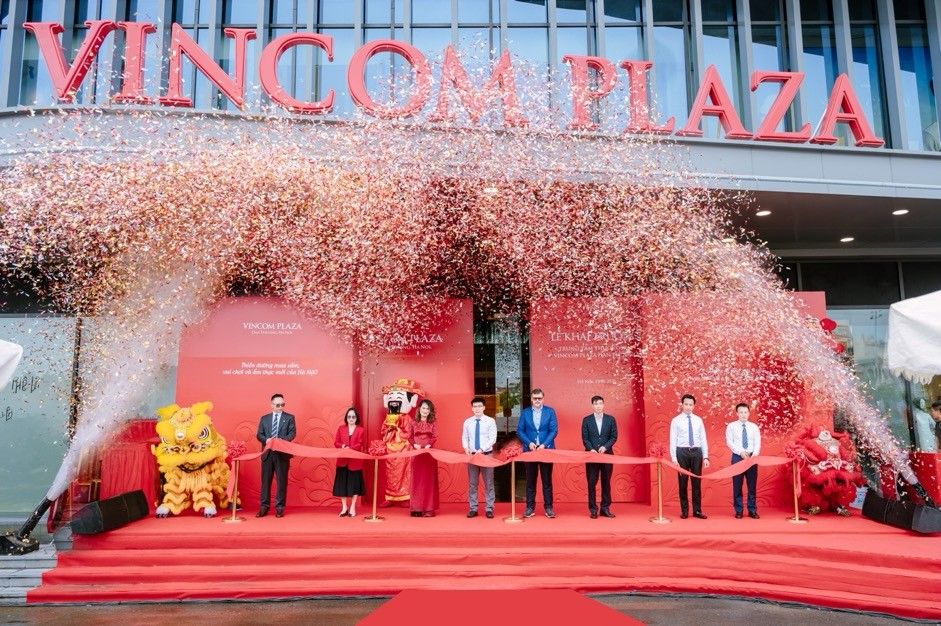 CHÍNH THỨC KHAI TRƯƠNG TRUNG TÂM THƯƠNG MẠI VINCOM PLAZA ĐAN PHƯỢNG 1 Phu nu hien dai Vincom plaza 01