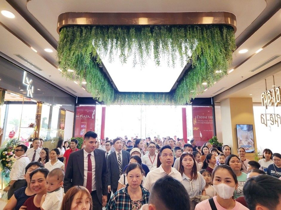 CHÍNH THỨC KHAI TRƯƠNG TRUNG TÂM THƯƠNG MẠI VINCOM PLAZA ĐAN PHƯỢNG 3 Phu nu hien dai Vincom plaza 03