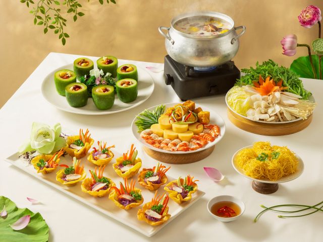 Phu nu hien dai buffet chay khach san vien dong vu lan 03