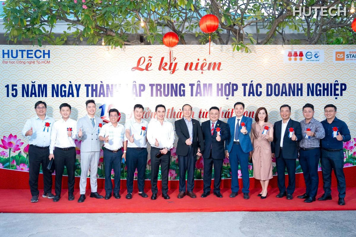 Trung tâm hợp tác doanh nghiệp HUTECH kỉ niệm 15 năm thành lập 1 Phu nu hien dai hutech 02