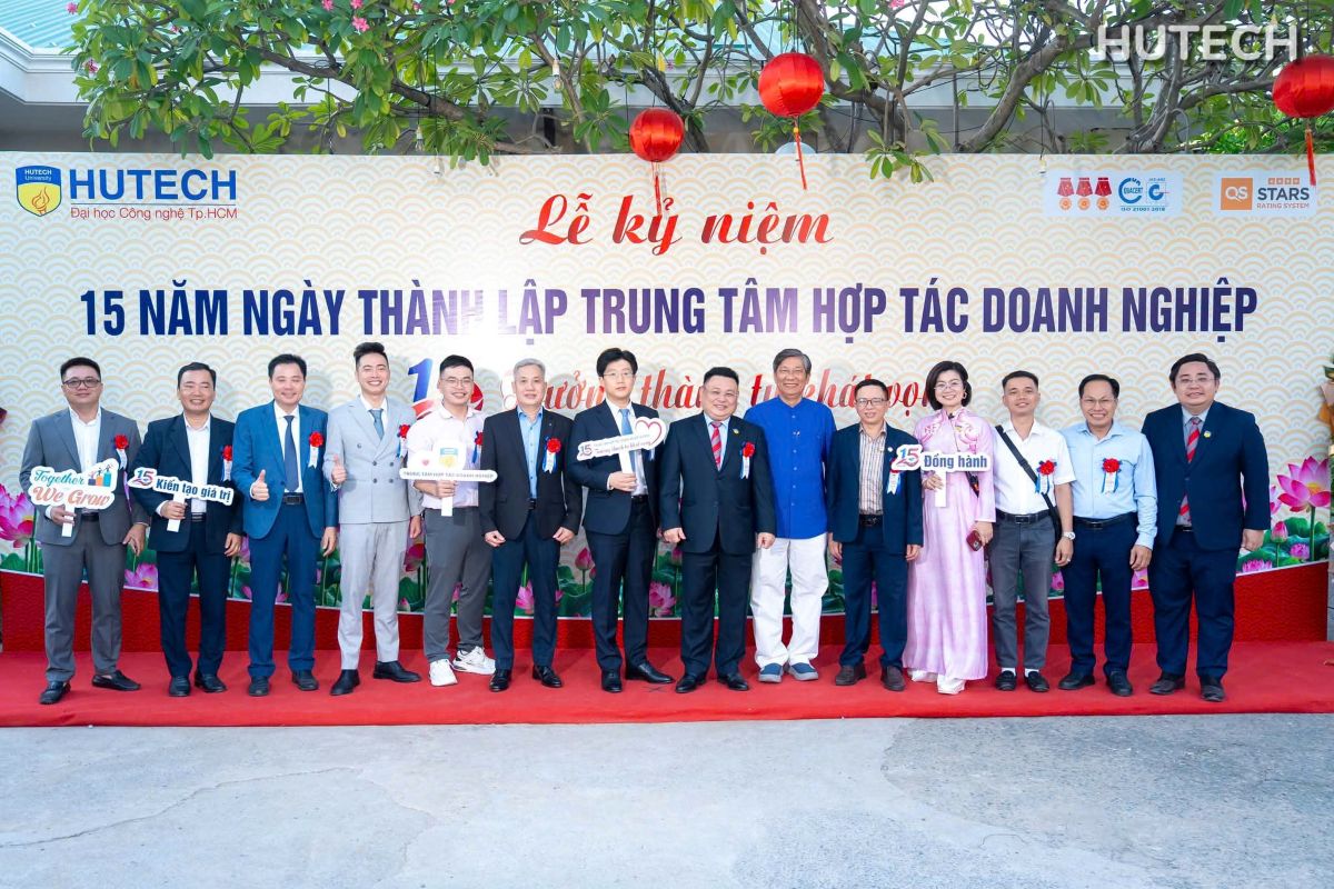 Trung tâm hợp tác doanh nghiệp HUTECH kỉ niệm 15 năm thành lập 2 Phu nu hien dai hutech 05