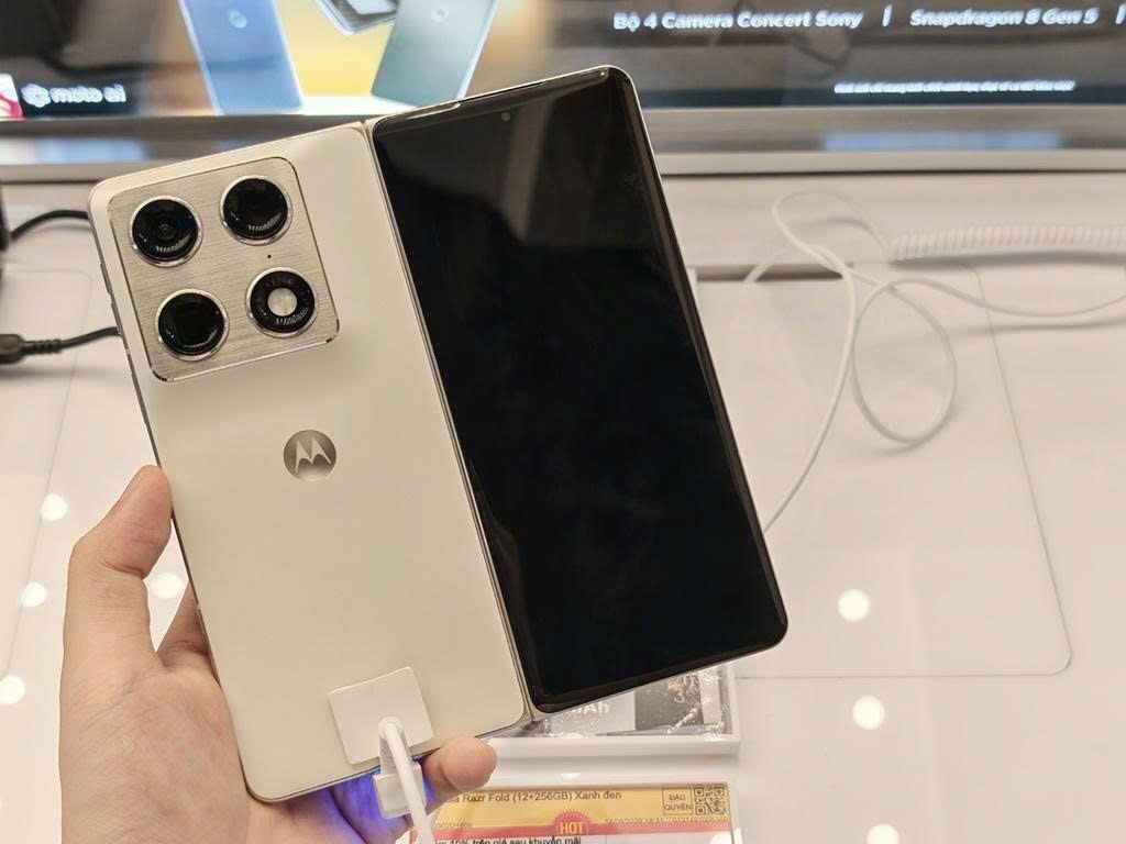 Phu nu hien dai motorola razr fold 02