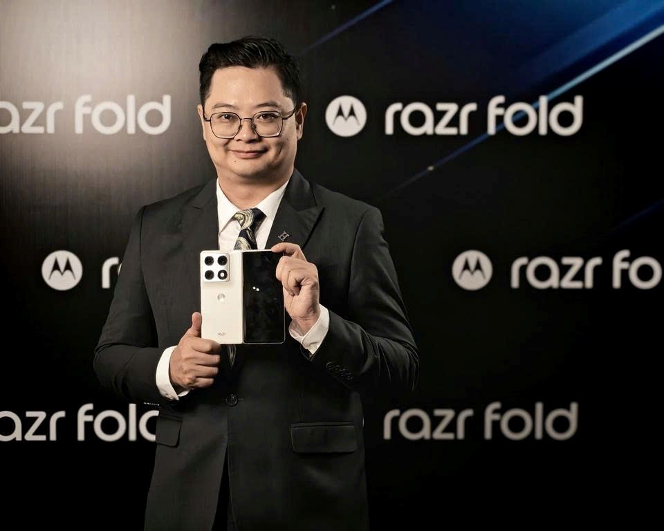 Phu nu hien dai motorola razr fold 03