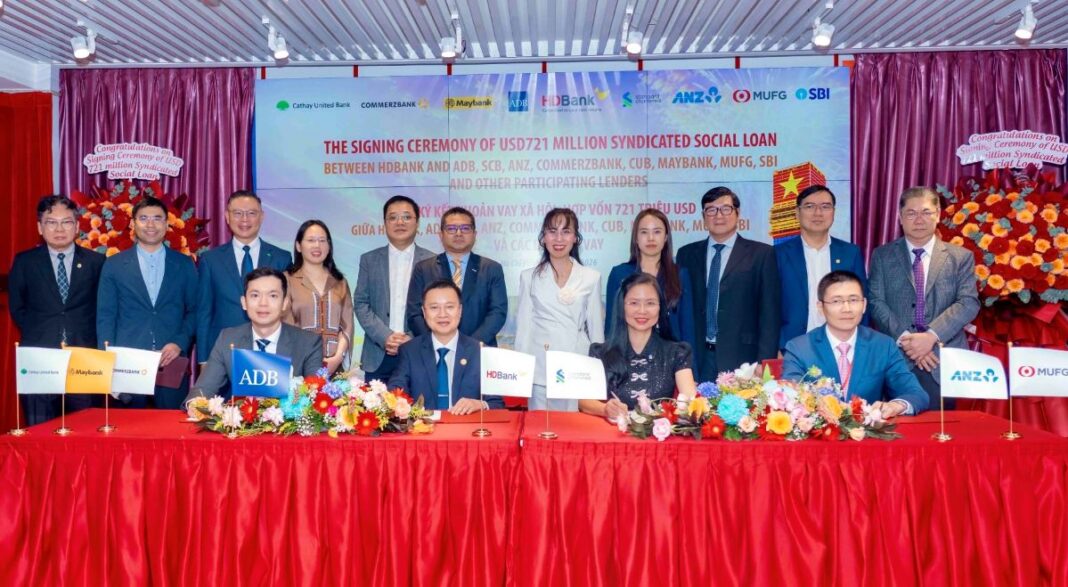 Phu_nu_hien_dai_standard_chartered_02