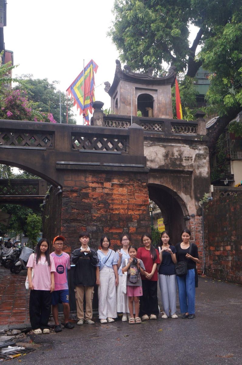Phu nu hien dai tour lich su giao thuong 01