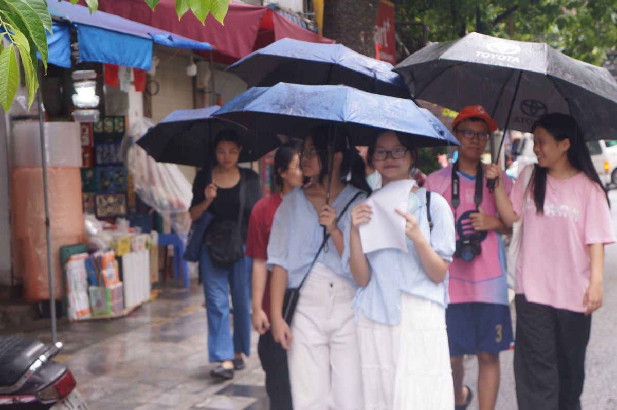 Phu nu hien dai tour lich su giao thuong 02