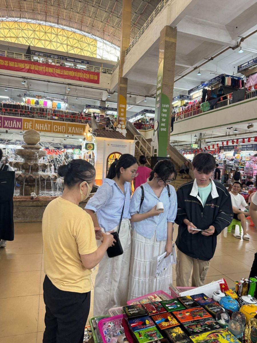 Phu nu hien dai tour lich su giao thuong 03
