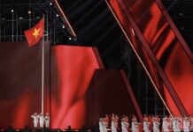 Hàng vạn người đứng trong mưa hát Quốc ca tại chương trình “Tổ quốc trong tim 2026”