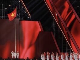 Hàng vạn người đứng trong mưa hát Quốc ca tại chương trình “Tổ quốc trong tim 2026”