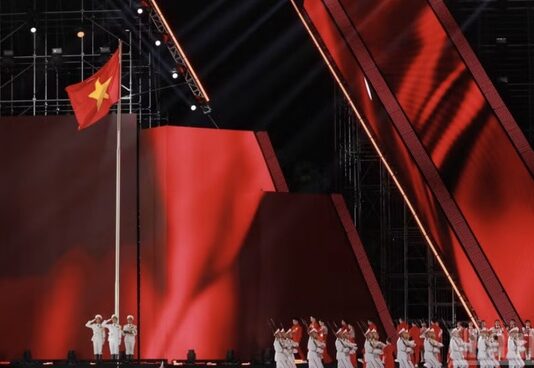 Hàng vạn người đứng trong mưa hát Quốc ca tại chương trình “Tổ quốc trong tim 2026”