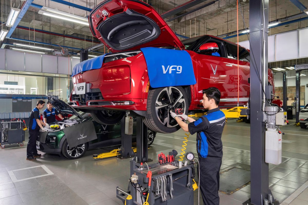 Một chiếc ô tô VinFast có thể hưởng những ưu đãi nào? 2 Phu nu hien dai VinFast 02