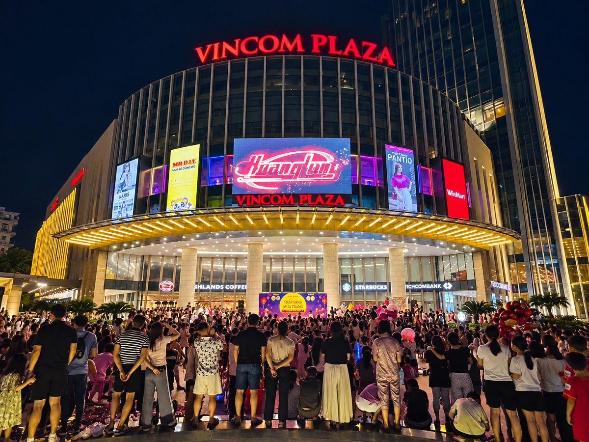 Phu nu hien dai Vincom Moonifest 10