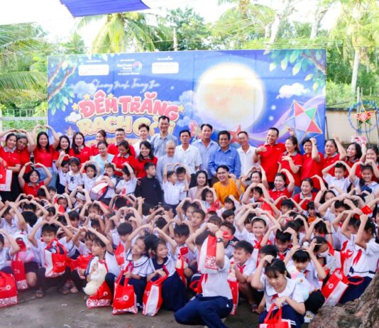 BENTHANH TOURIST MANG TRUNG THU ĐẾN VỚI 250 TRẺ EM CÓ HOÀN CẢNH KHÓ KHĂN