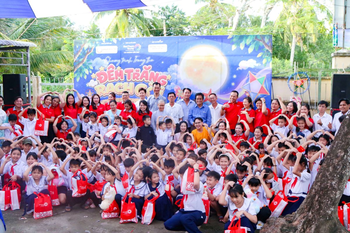 BENTHANH TOURIST MANG TRUNG THU ĐẾN VỚI 250 TRẺ EM CÓ HOÀN CẢNH KHÓ KHĂN 1 Phu nu hien dai benthanh tourist 01 1