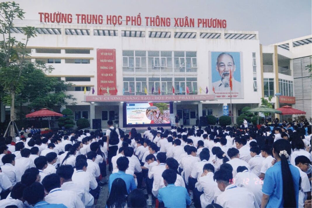 Phu_nu_hien_dai_CCD_co_ha_trai_nghiem_01