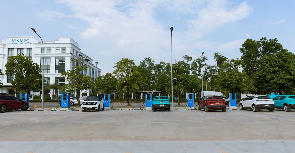 Mục sở thị trạm sạc ô tô điện lớn nhất Việt Nam tại Hà Nội 2 Phu nu hien dai Tram sac V Green 02