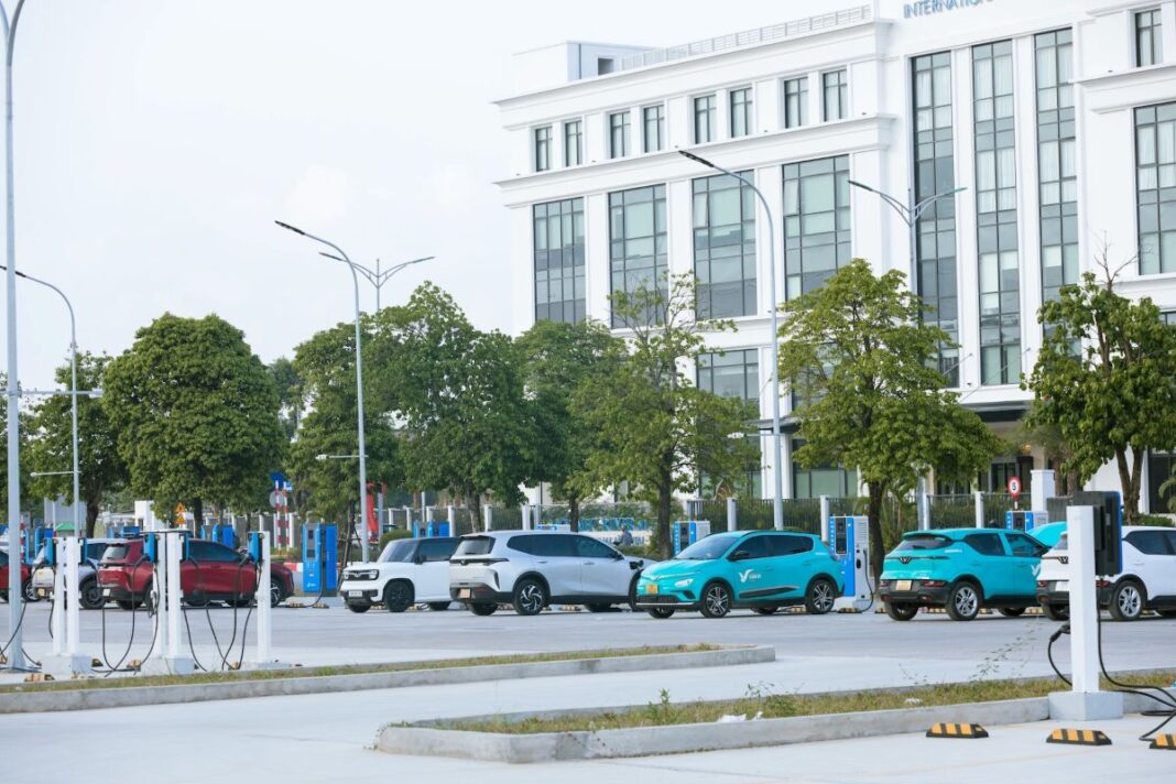 Phu_nu_hien_dai_Tram_sac_V_Green_03