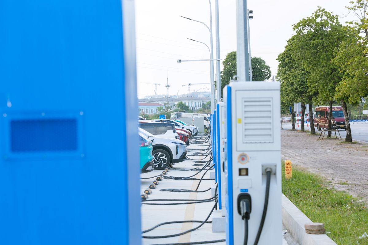 Mục sở thị trạm sạc ô tô điện lớn nhất Việt Nam tại Hà Nội 4 Phu nu hien dai Tram sac V Green 04