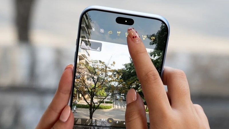 Đỏ Burgundy hay Băng Thanh: Màu iPhone 18 Pro Max nào được chị em chuộng? 3 Phu nu hien dai iphone 18 pro 03