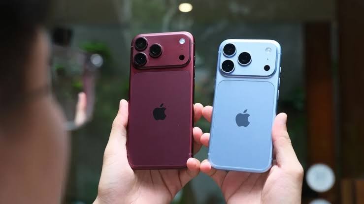 Đỏ Burgundy hay Băng Thanh: Màu iPhone 18 Pro Max nào được chị em chuộng? 4 Phu nu hien dai iphone 18 pro 04