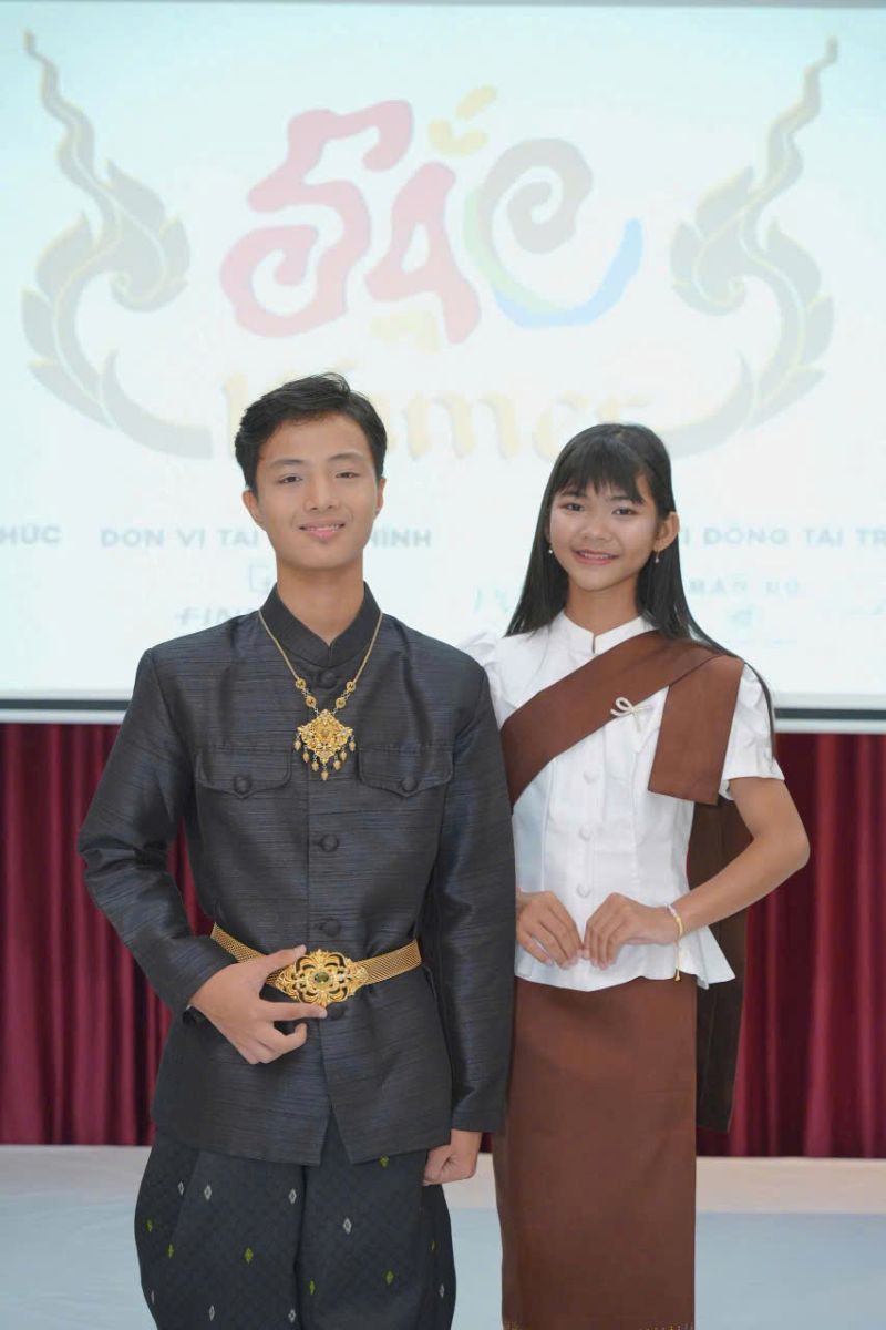Dự án Sắc – 54 dân tộc ra mắt Vlog Sắc Khmer 9 Phu nu hien dai sac khmer 06