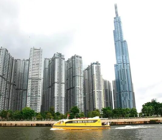 Khám phá Sài Gòn từ hai góc nhìn với Water Bus và Saigon Hop On Hop Off