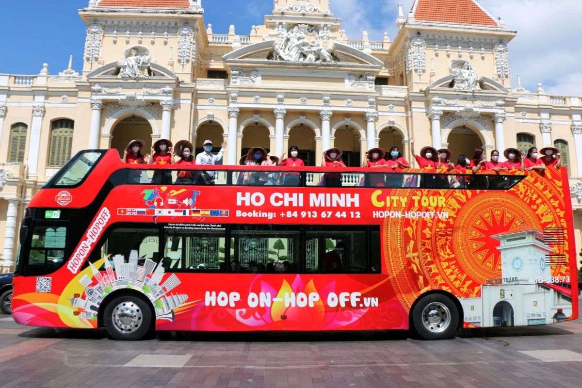 Khám phá Sài Gòn từ hai góc nhìn với Water Bus và Saigon Hop On Hop Off 3 Phu nu hien dai saigon hop on hop off 03
